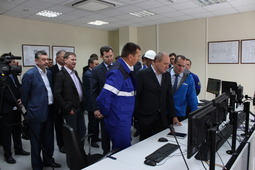 Виталий Маркелов (в центре справа) в диспетчерской КС «Кубанская»
