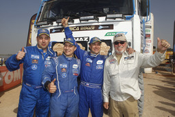 Экипаж газового КАМАЗа с руководителем гонки Жан-Луи Шлессер