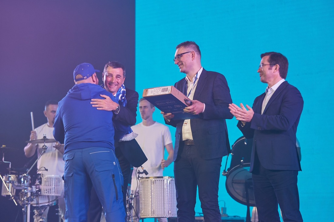 Генеральный директор АО «Газстройпром» Николай Ткаченко вручает награды победителям