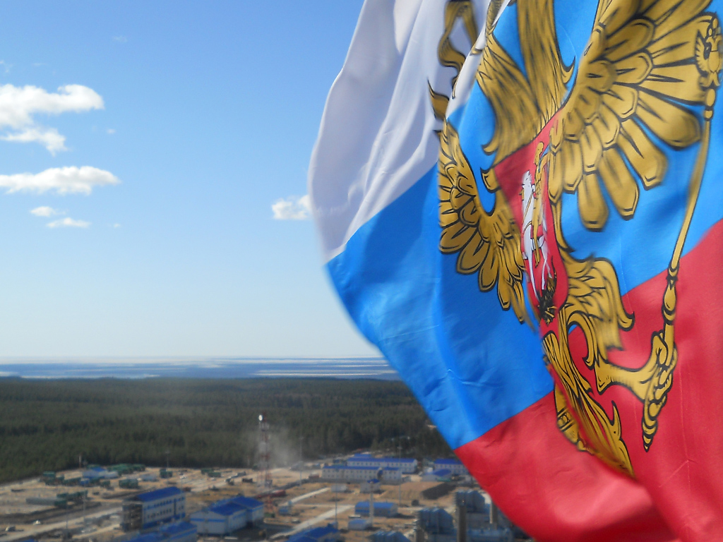Флаг Российской Федерации на площадке строительства КС «Портовая».