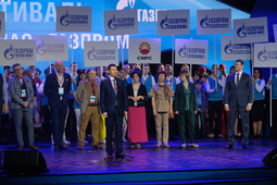 Заместитель начальника Департамента ПАО «Газпром», член оргкомитета по проведению фестиваля «Факел» Роман Сахартов пожелал финалистам выступить со стопроцентной отдачей.