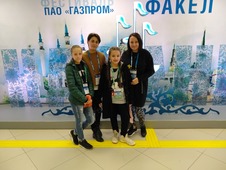 Софья Иванова и Милана Филенкова со своими родителями