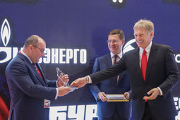 Пресс-секретарь Президента РФ Дмитрий Песков наградил участников четвертого Всероссийского конкурса СМИ.