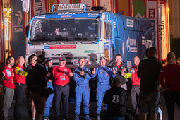 В центре — экипаж газового КАМАЗа в составе Сергея Куприянова, Александра Куприянова и Ахмета Галяутдинова перед стартом.