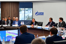 Виктор Зубков (в центре) во время совещания по перспективам развития газомоторного рынка в стране.