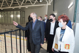 Губернатор Санкт-Петербурга Александр Беглов (первый слева) принял участие в открытии нового спортивного комплекса построенного в п. Металлострое по программе «Газпром-детям»