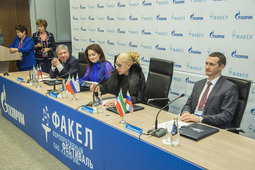 Заместитель начальника Департамента по информационной политике ПАО "Газпром" Роман Сахартов (крайний справа).