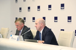 Сергей Густов и Геннадий Сухов на пресс-конференции.